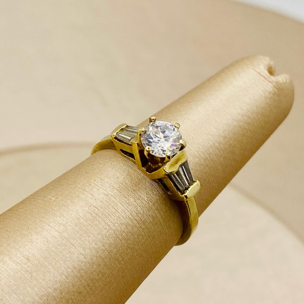 EUC Vintage 10K Yellow Gold Cubic Zirconia Three Stone Cocktail Ring